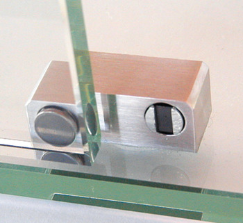 Magnetic catch, for all-glass constructions